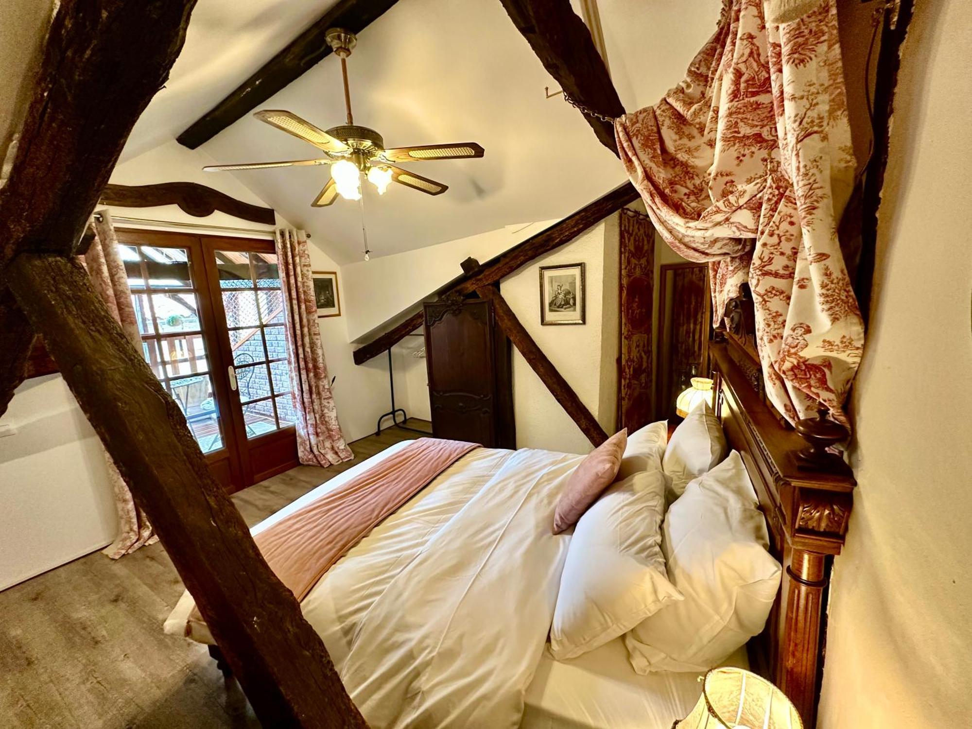 Le Colombier De Cyrano Et Roxane *